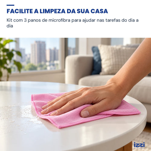 Mão feminina usando um pano rosa para limpar uma mesa branca.