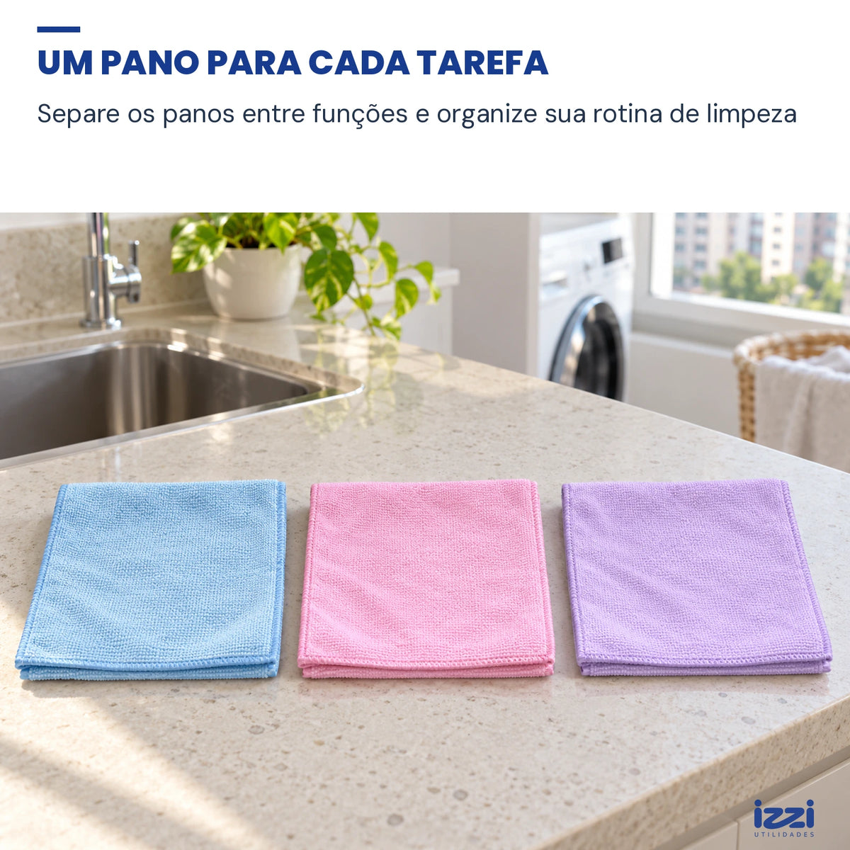Três panos de microfibra, azul, rosa e lilás, dobrados separadamente em uma bancada.